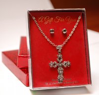 Комплект украшений: серьги и цепочка с крестом с темными кристаллами